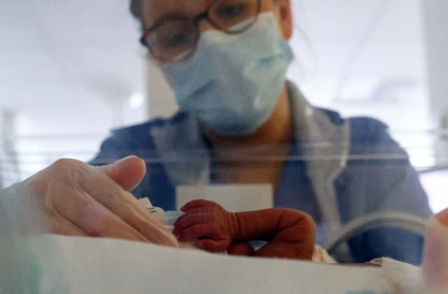 Ρωσία: Μωρό γεννήθηκε μολυσμένο από κοροναϊό - Θετική στον ιό και η μητέρα του