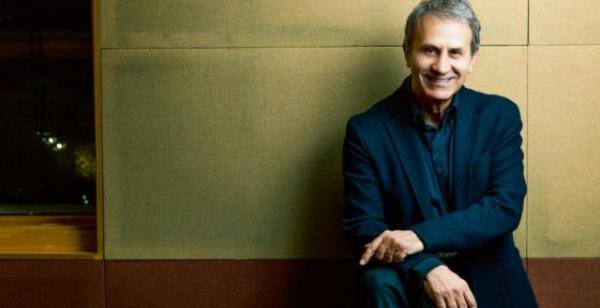 Μένουμε σπίτι στο MEGA με τον Γιώργο Νταλάρα και τα τραγούδια Θεοδωράκη και Τσιτσάνη