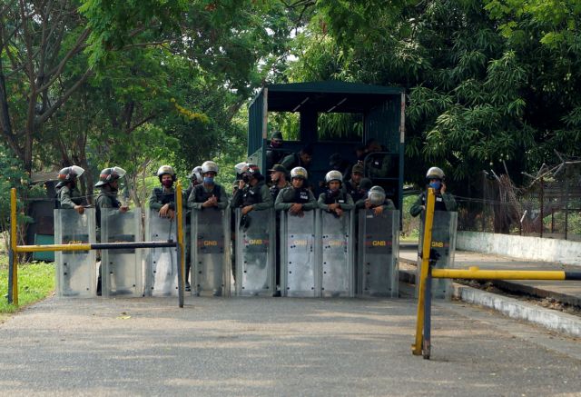 Βενεζουέλα: Βρήκαν βαρύ οπλισμό μέσα σε  κολομβιανές στρατιωτικές λέμβους