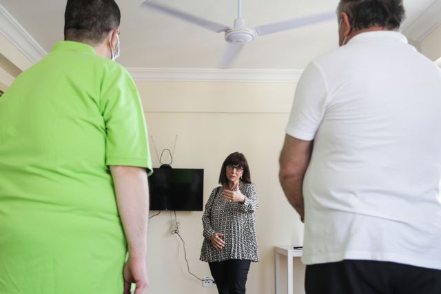 Σε Δομή αστέγων η Σακελλαροπούλου: Να δείξουμε την αλληλεγγύη μας στους ευάλωτους συνανθρώπους μας