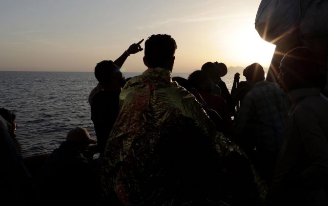 Άγνωστο πλοίο αποβίβασε 400 μετανάστες στη Σικελία