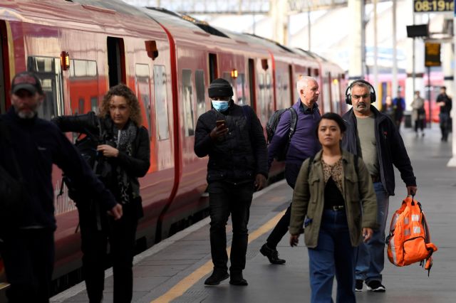 Κοροναϊός : Πλησιάζουν τις 43.000 οι νεκροί στη Βρετανία – Εντείνεται η κριτική στον Τζόνσον