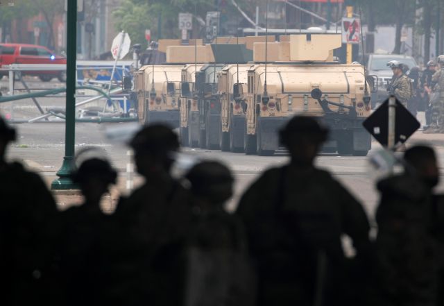 Υπόθεση Φλόιντ : Και στρατός στη Μινεάπολη για τις διαδηλώσεις – Αναπτύχθηκαν  500 στρατιώτες