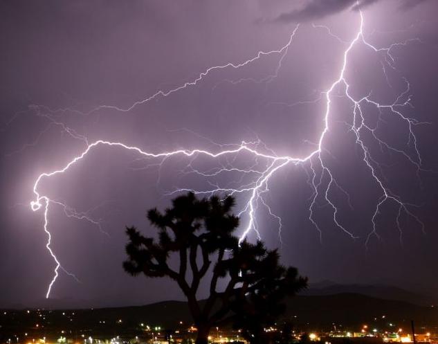 «Έτρεξαν να μπουν σπίτι και…» – Πώς σκοτώθηκε η 52χρονη από κεραυνό στη Σκόπελο