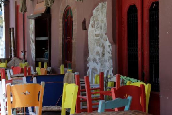 Εστίαση : Ανοίγουν καφετέριες, μπαρ και εστιατόρια – Πώς θα τοποθετηθούν τα τραπεζοκαθίσματα