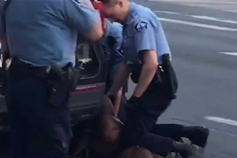 Δολοφονία Φλόιντ : Νέο βίντεο τον δείχνει να εκλιπαρεί τους αστυνομικούς που είχαν πέσει πάνω του