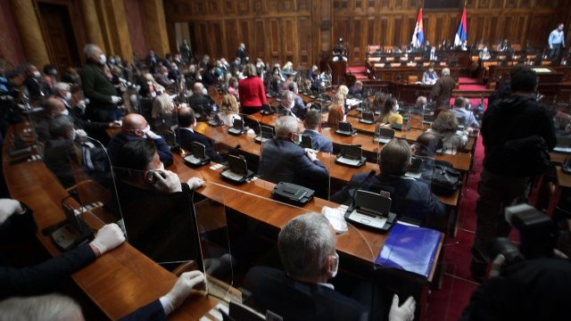 Σερβία: Σε μια επεισοδιακή συνεδρίαση η Βουλή ήρε την κατάσταση έκτακτης ανάγκης