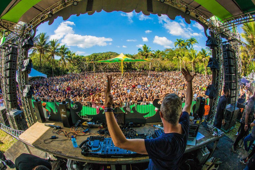 O Hi Profile μιλάει στο in.gr για τη διασκευή του στα «Δακρυσμένα μάτια» του Μίκη Θεοδωράκη