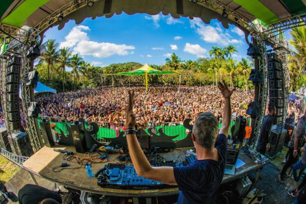 O Hi Profile μιλάει στο in.gr για τη διασκευή του στα «Δακρυσμένα μάτια» του Μίκη Θεοδωράκη