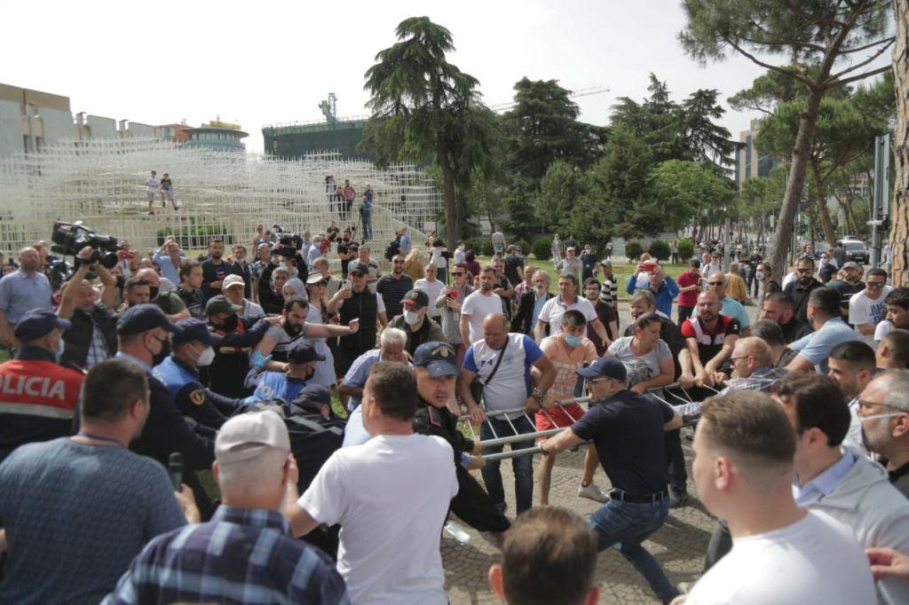 Επεισόδια στην Αλβανία για την κατεδάφιση κτιρίου του Εθνικού Θεάτρου