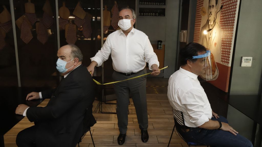 Με μάσκα και μεζούρα ο Άδωνις έκανε αυτοψία σε εστιατόρια