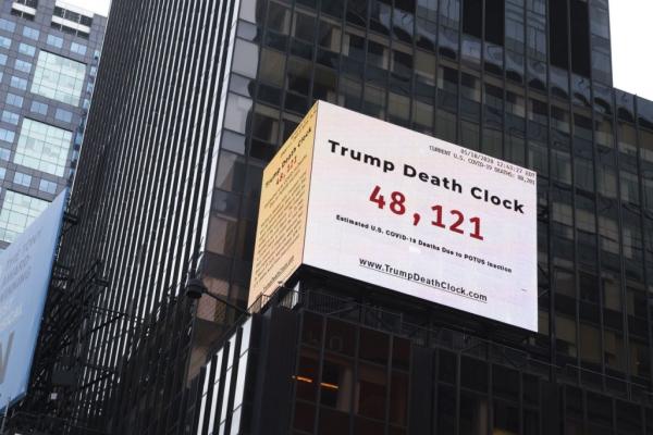 «Το ρολόι των θανάτων εξαιτίας του Τραμπ» δεσπόζει στην Times Square