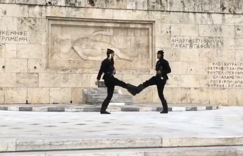 Συγκίνηση: Οι Πόντιοι Εύζωνες στο Σύνταγμα στα 101 χρόνια από τη Γενοκτονία