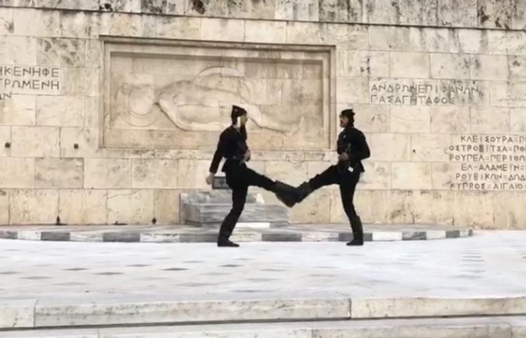 Συγκίνηση: Οι Πόντιοι Εύζωνες στο Σύνταγμα στα 101 χρόνια από τη Γενοκτονία