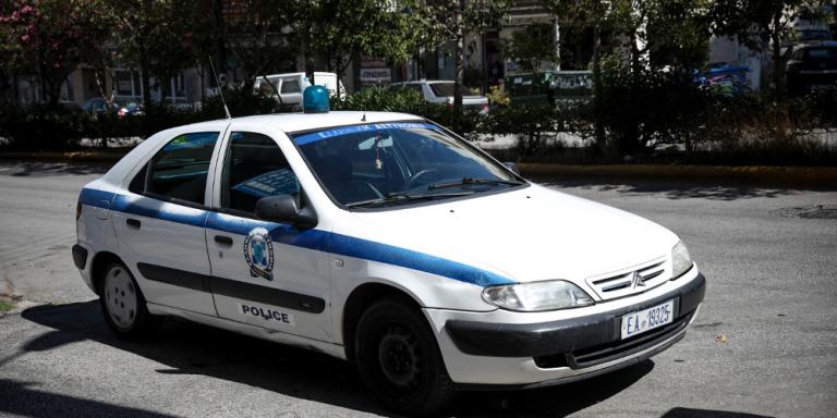 Συνέλαβαν γνωστό ιδιοκτήτη μπαρ στο Κολωνάκι για υπαίθριο πάρτι