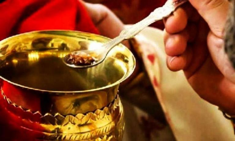 Υβριστικό το επιχείρημα ότι δεν μεταδίδονται ασθένειες από τη Θεία Κοινωνία, λέει ιερέας