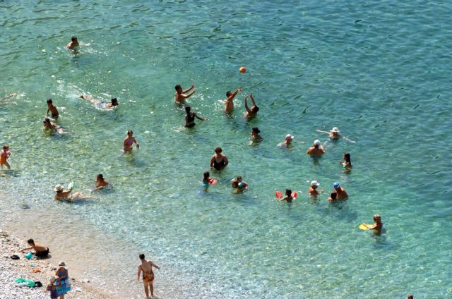 Οδηγός… ασφαλείας για το μπάνιο στη θάλασσα – Τι πρέπει να προσέχουμε όλοι στις παραλίες