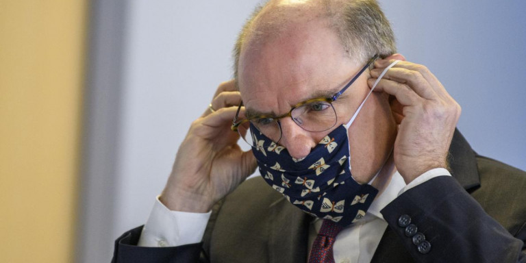Αδιάβαστος ο αντιπρόεδρος του Βελγίου - Δεν ξέρει να βάζει τη μάσκα και γίνεται viral