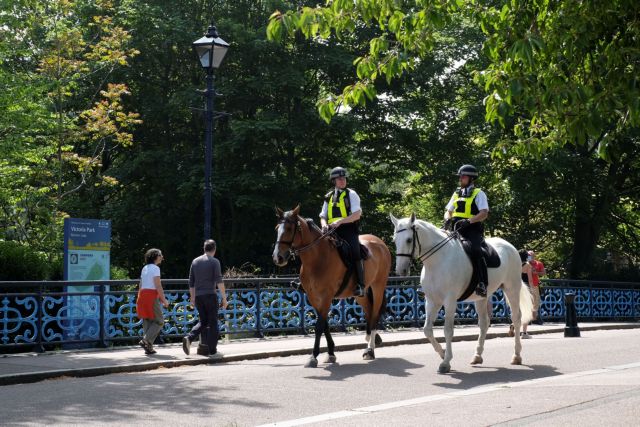 Κοροναϊός: Ξεχύθηκαν στα πάρκα οι Βρετανοί παρά το lockdown – Για χαμένη μάχη μιλά η αστυνομία