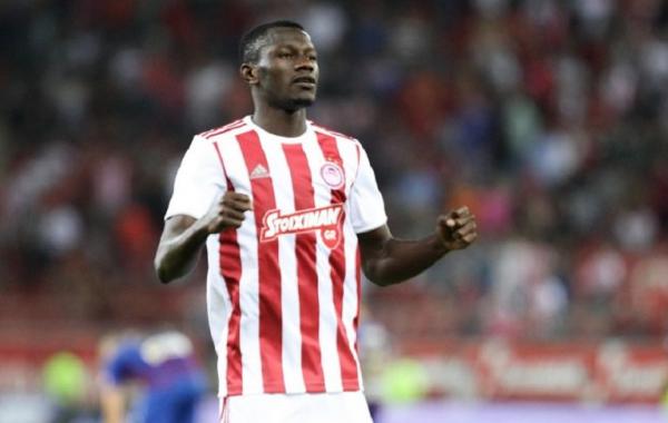 Ο Καμαρά έντυσε τους συμπατριώτες του με μπλούζες του Ολυμπιακού