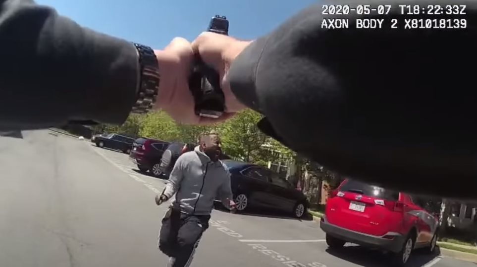 Βίντεο – ντοκουμέντο: Αστυνομικός πυροβολεί αφροαμερικανό που του επιτίθεται με μαχαίρι