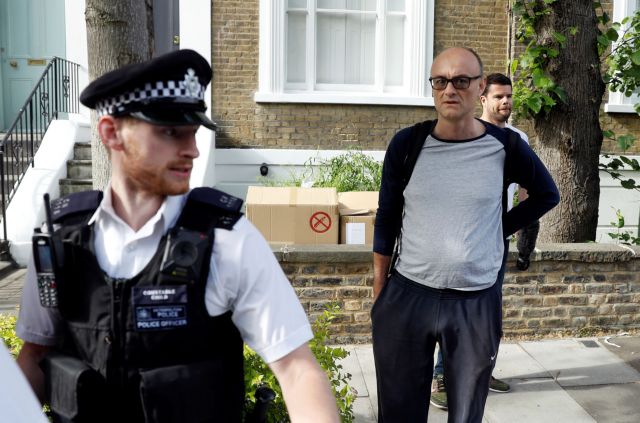 Βρετανία : Ο Τζόνσον συνεχίζει να υποστηρίζει τον Κάμινγκς για το σκάνδαλο με την παραβίαση του lockdown