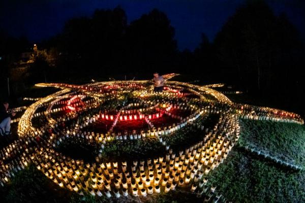 Γερμανία : Χιλιάδες κεράκια για τα θύματα του κοροναϊού