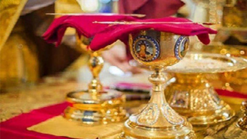 Κοροναϊός: Ιερέας κοινώνησε πιστούς εν μέσω πανδημίας – Έκρυβε το Άγιο Δισκοπότηρο