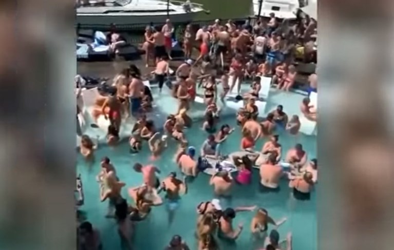 Χαμός, κοκτέιλ και μηδενικές αποστάσεις: Εκατοντάδες άτομα σε πάρτι σε πισίνα στις ΗΠΑ