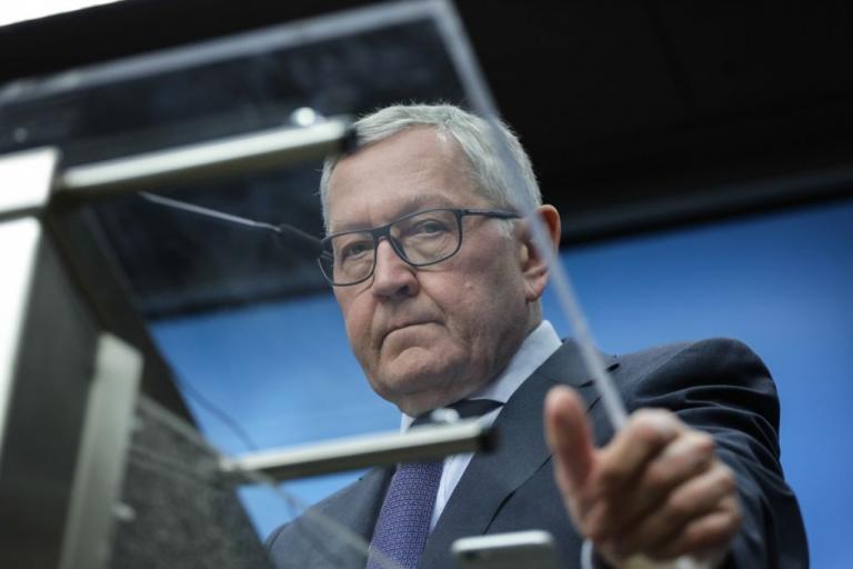 Ρέγκλινγκ: Η Ελλάδα αντιμετώπισε με επιτυχία την πανδημία – Διαχειρίσιμο το χρέος της