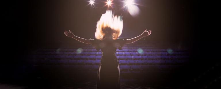 «Είμαστε όλοι εδώ»: 46 καλλιτέχνες φτιάχνουν βίντεο στη σκηνή του Θεάτρου Πορεία