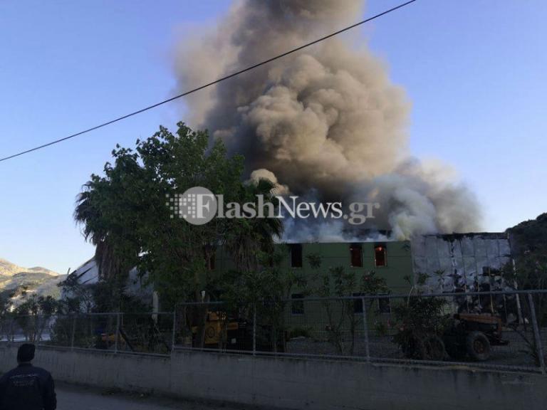Κρήτη : Μεγάλη πυρκαγιά σε εργοστάσιο τυποποίησης ελαιολάδου