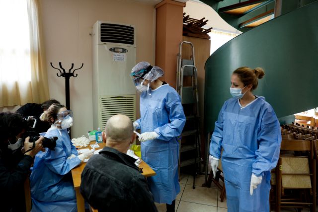 Κοροναϊός : Έπιασαν δουλειά οι κινητές μονάδες του ΕΟΔΥ - Τεστ για τον ιό στο Γαλάτσι [Εικόνες]