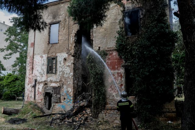 Υπό έλεγχο η πυρκαγιά σε παλιό αρχοντικό στην Πατησίων [Εικόνες]