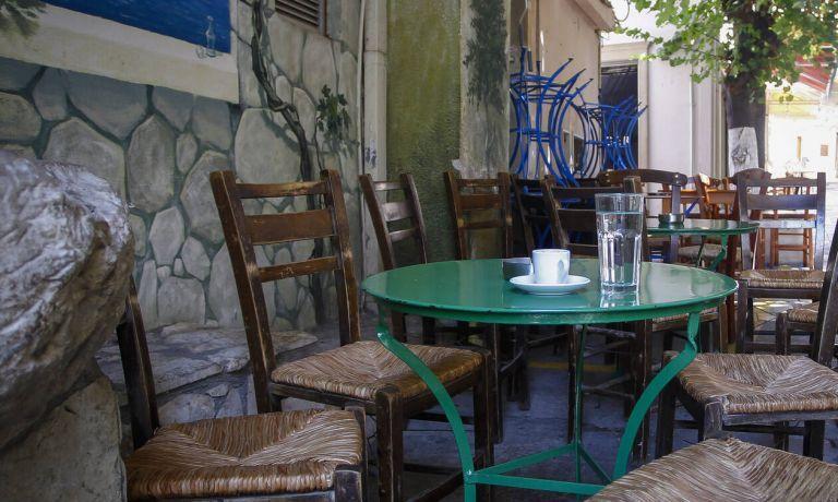 Τουρισμός : Έρχονται μειώσεις ΦΠΑ σε καφέ, τσάι, αναψυκτικά και εισιτήρια