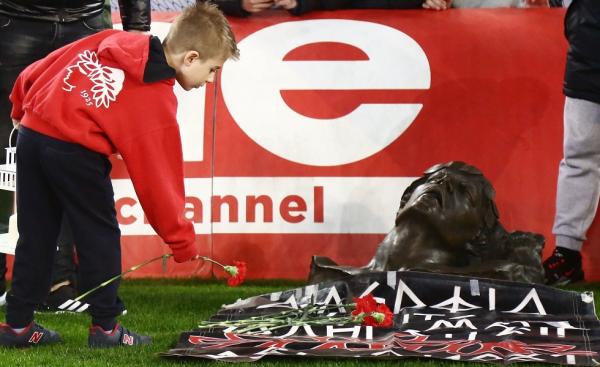 Βεβήλωση μνημείου Θύρας 7 : Η συγκλονιστική ανάρτηση του Νίκου Γαβαλά