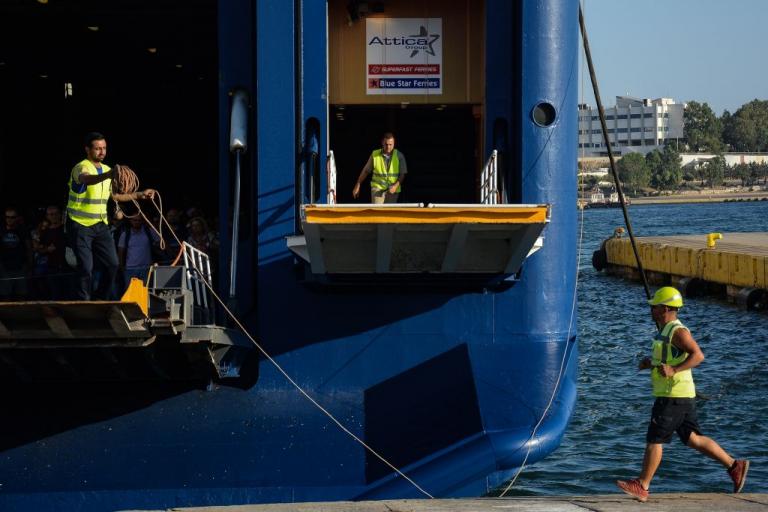 ΙΧ έπεσε στο λιμάνι του Πειραιά – Επέβαιναν ένας 22χρονος και μια 18χρονη