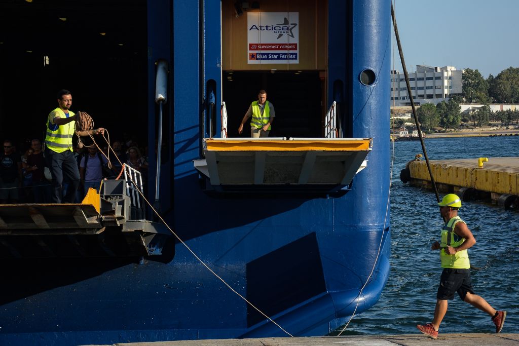 ΙΧ έπεσε στο λιμάνι του Πειραιά – Επέβαιναν ένας 22χρονος και μια 18χρονη