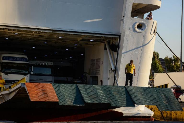 Νωρίτερα αίρεται το «απαγορευτικό» στα νησιά – «Ναι» στις μετακινήσεις προς ηπειρωτικά και Κρήτη