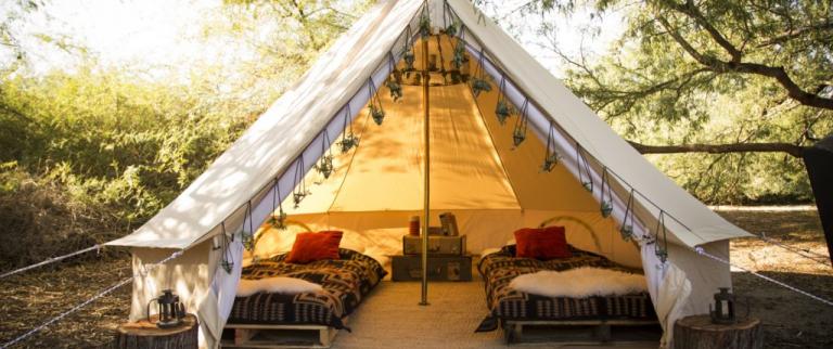 Glamping: Τι είναι αυτός ο εναλλακτικός τρόπος διακοπών;