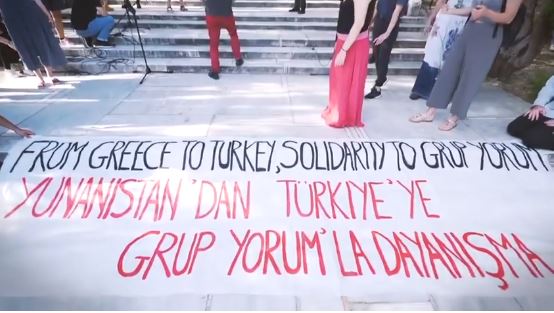 Έλληνες καλλιτέχνες τραγουδούν στην Ακρόπολη για τους Grup Yorum