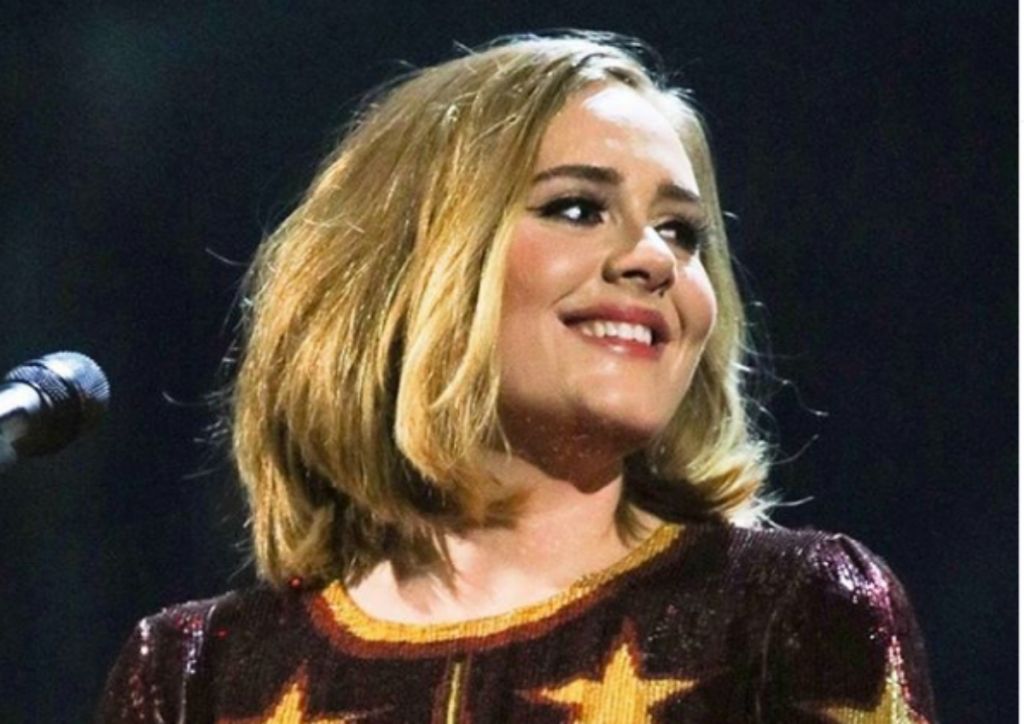 Αντέλ: Εμφάνιση – έκπληξη με μίνι μαύρο φόρεμα