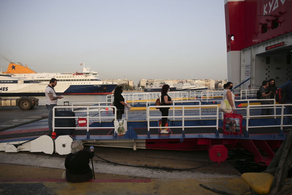 Μαζική έξοδος από τις πόλεις – Ουρές σε διόδια και λιμάνια