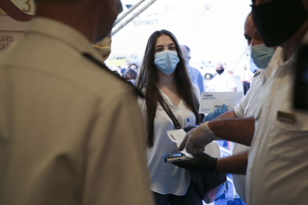 Δύο εβδομάδες από την άρση των μέτρων – Τα λίγα κρούσματα, η αισιοδοξία των επιστημόνων και ο ρόλος του καύσωνα