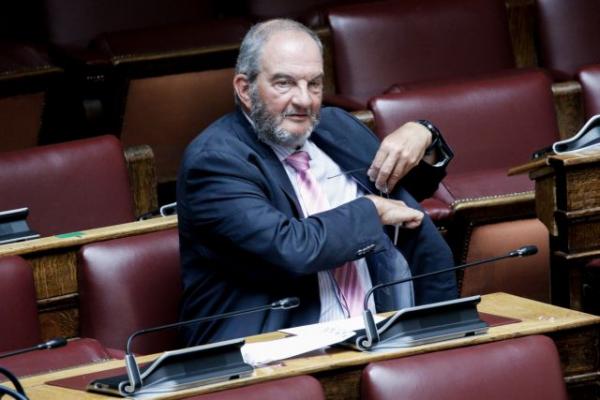 Με μούσια και μάσκα ο Καραμανλής – Φωτό