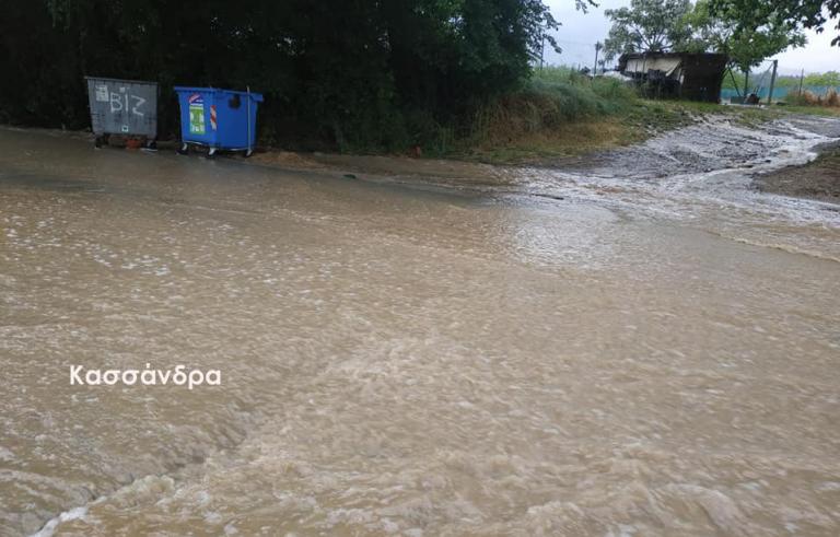 Προβλήματα από την κακοκαιρία: Πλημμύρες, κεραυνοί, χαλάζι – Κινδύνευσε νεαρός από χείμμαρο