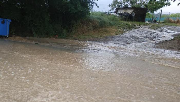 Προβλήματα από την κακοκαιρία: Πλημμύρες, κεραυνοί, χαλάζι – Κινδύνευσε νεαρός από χείμμαρο