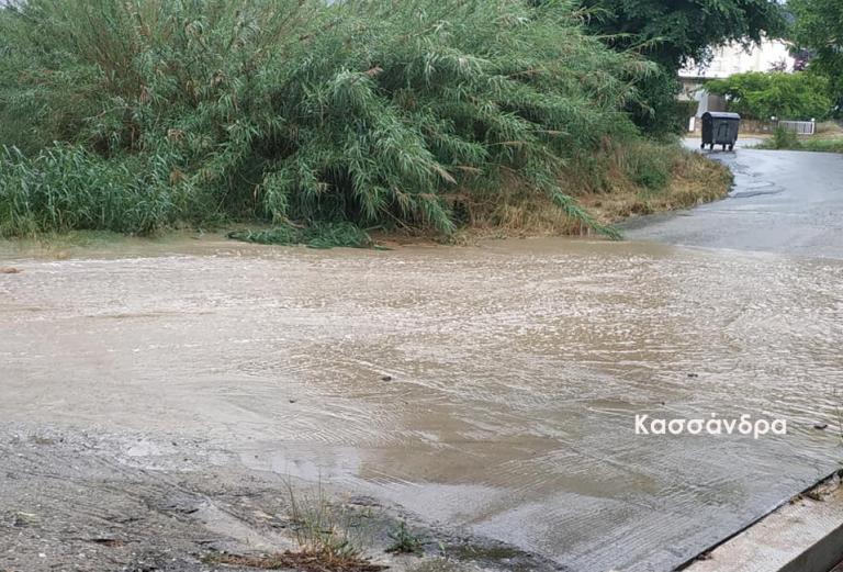 Δείχνει τα «δόντια» της η κακοκαιρία – «Πνίγηκαν» Νέα Μουδανιά και Κασσάνδρα