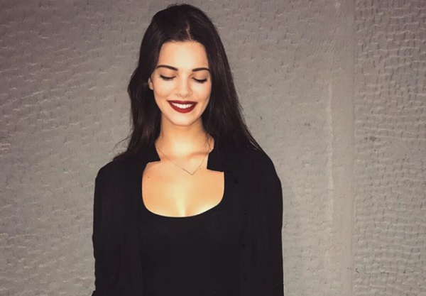 Τζένη Καζάκου : Ερωτευμένη με γνωστό τραγουδιστή η εγγονή της Τζένης Καρέζη