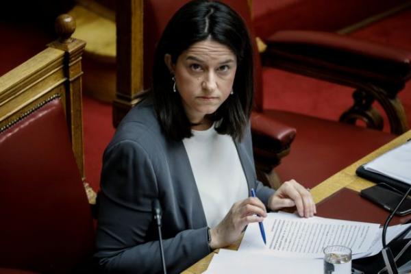 Η απάντηση της Κεραμέως για τον «αφορισμό» από τον Αμβρόσιο